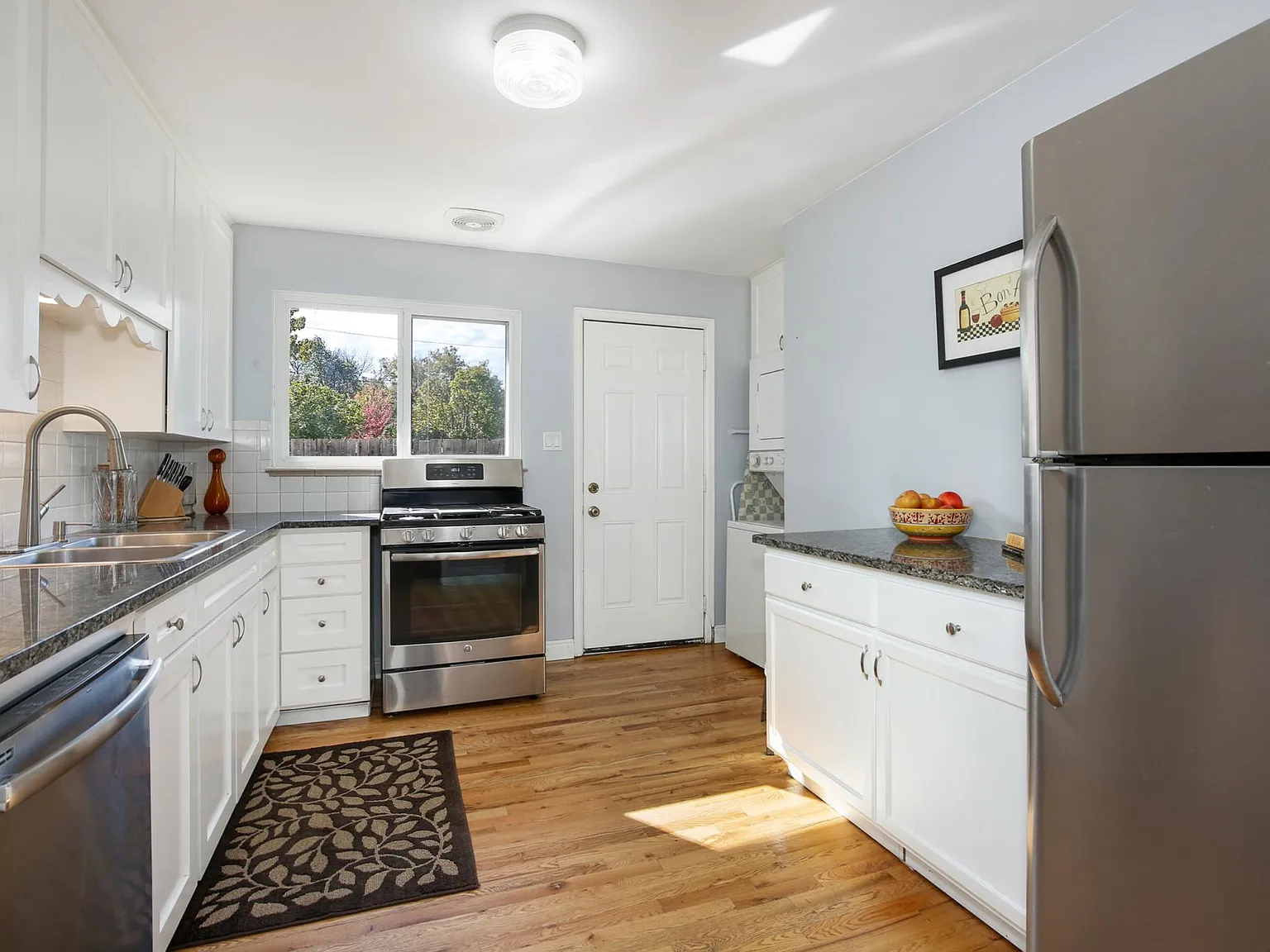 3 bed, 1.5 bath, 1050 sqft, $2,300 — Photo 3