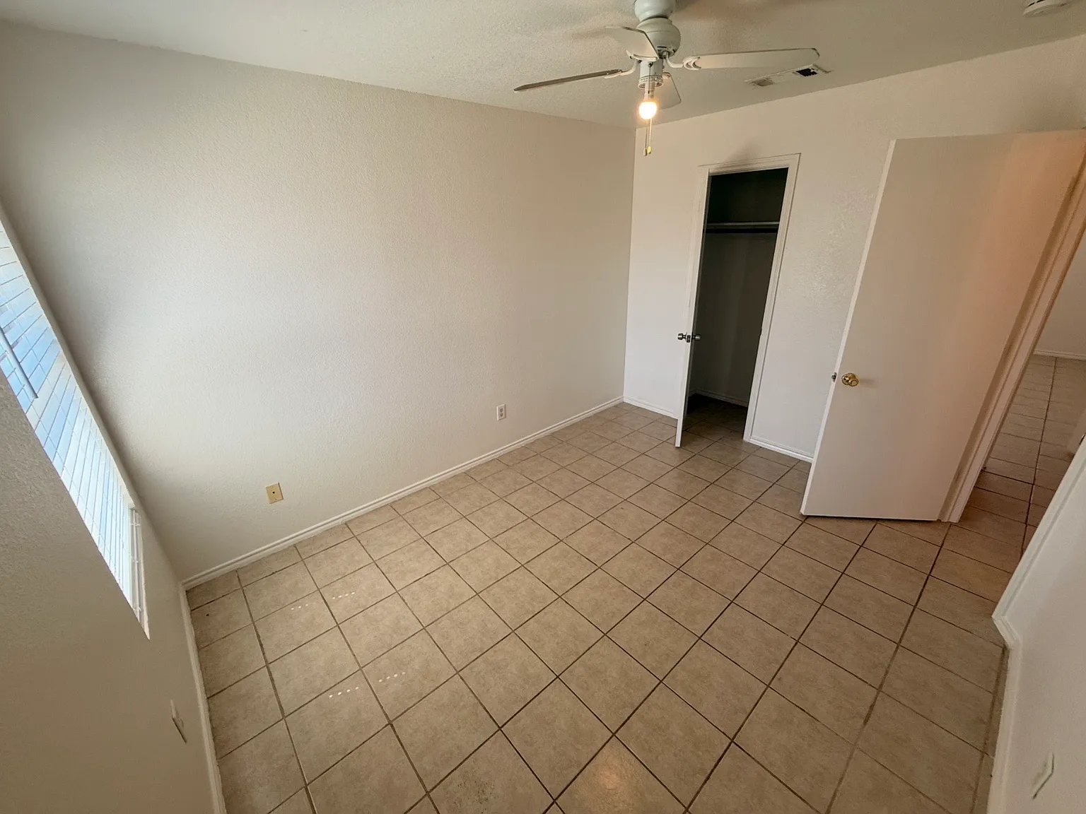 3 bed, 1200 sqft, $1,000 — Photo 4
