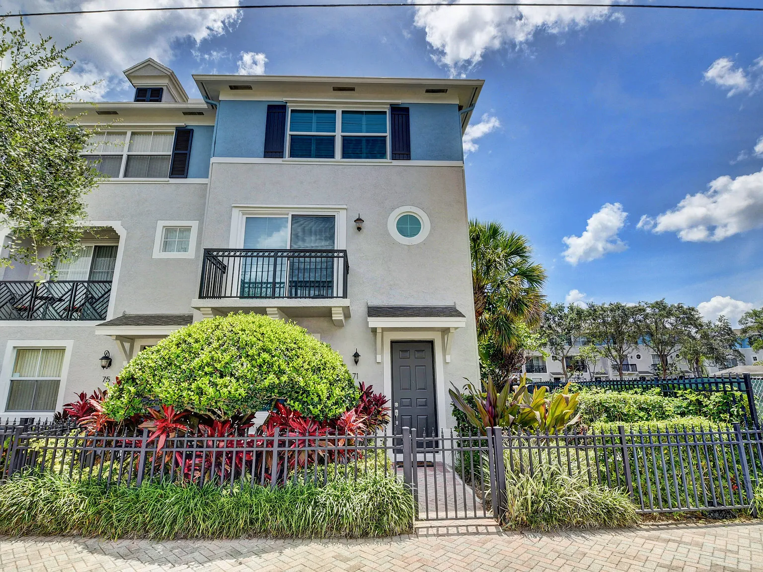 2 bed, 2.5 bath, 1820 sqft, $5,000 — Photo 3