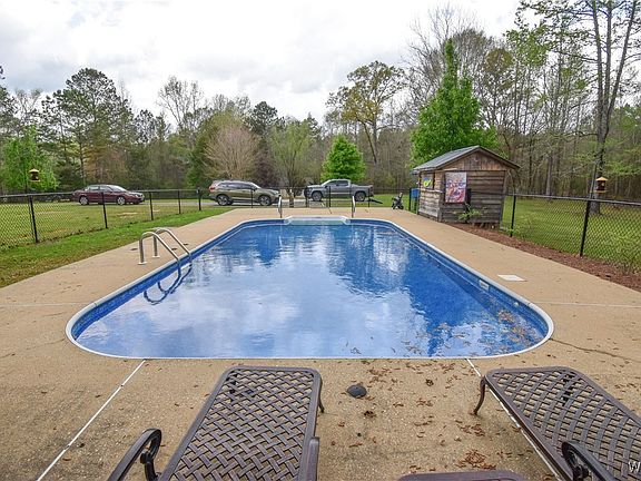 5th image of 15337 Strawberry Ln