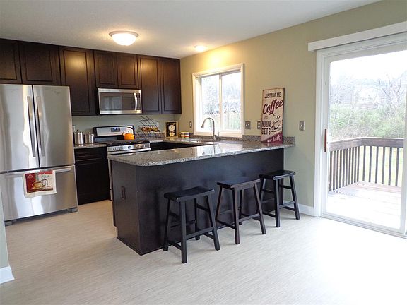 5th image of 913 Candlewick Dr NE