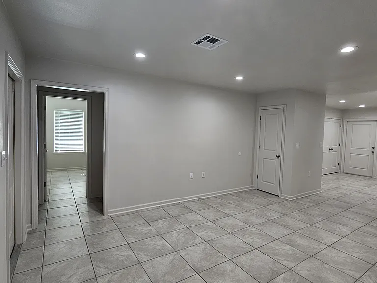 1658 Acadian Dr — Photo 13