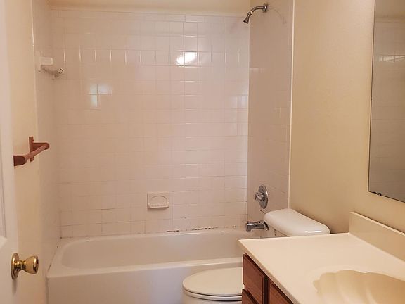 4th image of 409 Pine Ave S