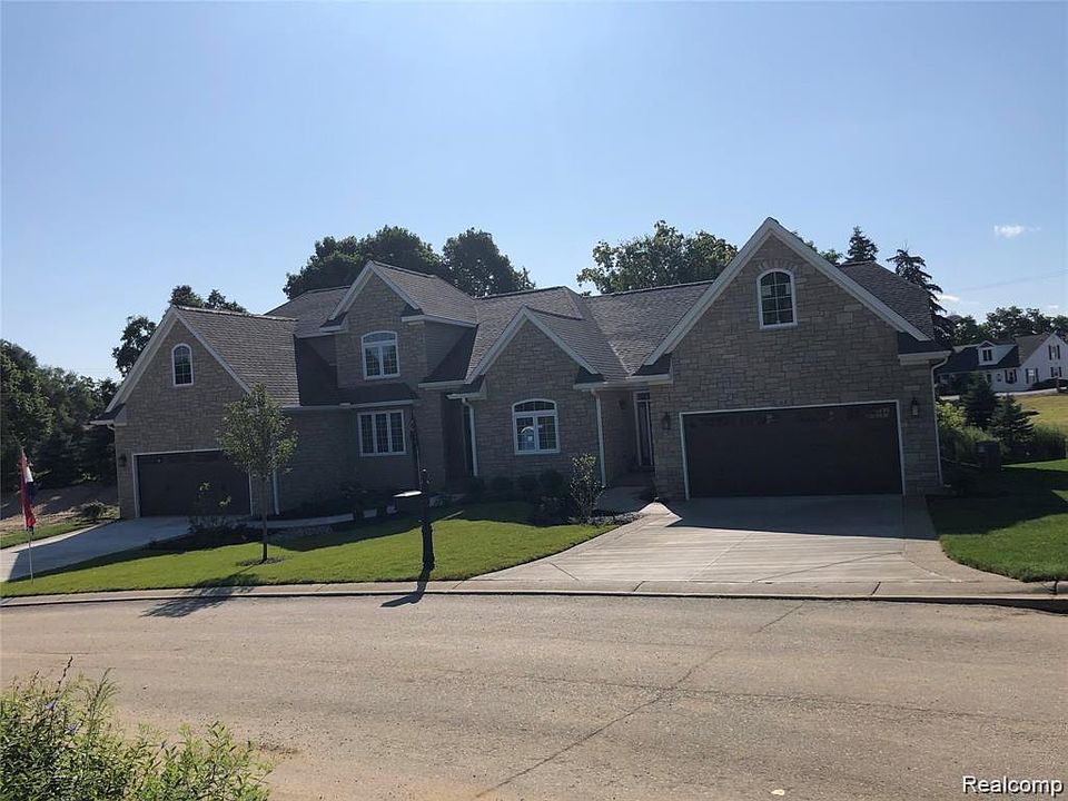 1st image of 40 Fox Hollow Dr