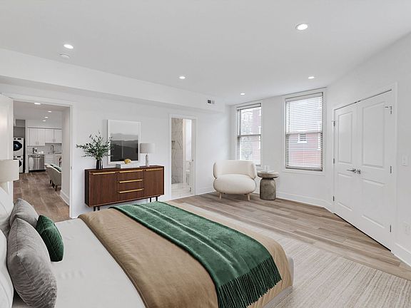 5th image of 326 S 19th St APT 4A