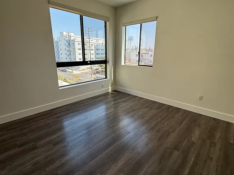 1046 S Serrano Ave #4 — Photo 3