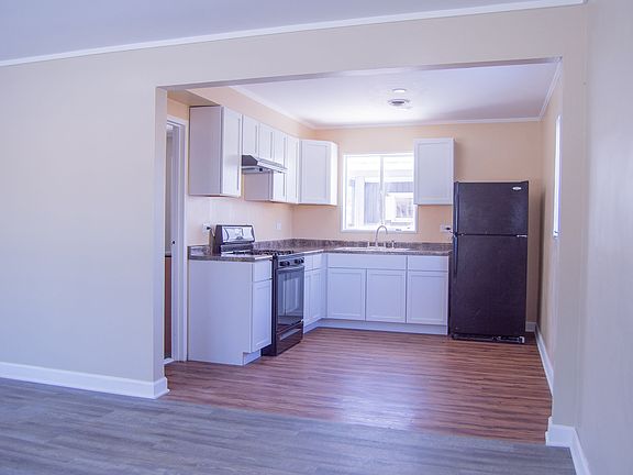5th image of 271 Blackhawk Dr