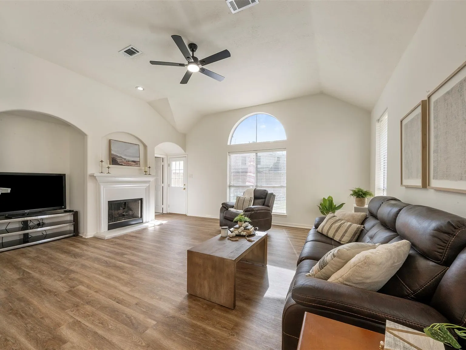 3 bed, 2.0 bath, 2324 sqft, $2,650 — Photo 3