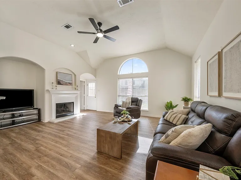 9211 Memorial Hills Dr — Photo 3