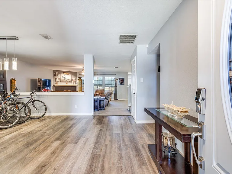 417 Niagara Falls Dr — Photo 3