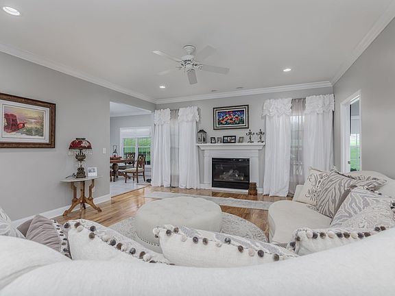 3rd image of 483 Lochmere Dr