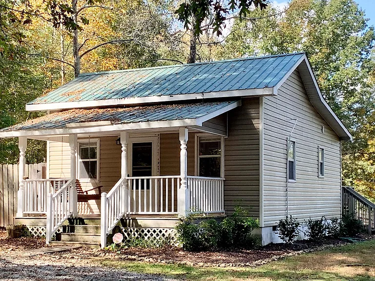 Garrett Dr — Photo 1
