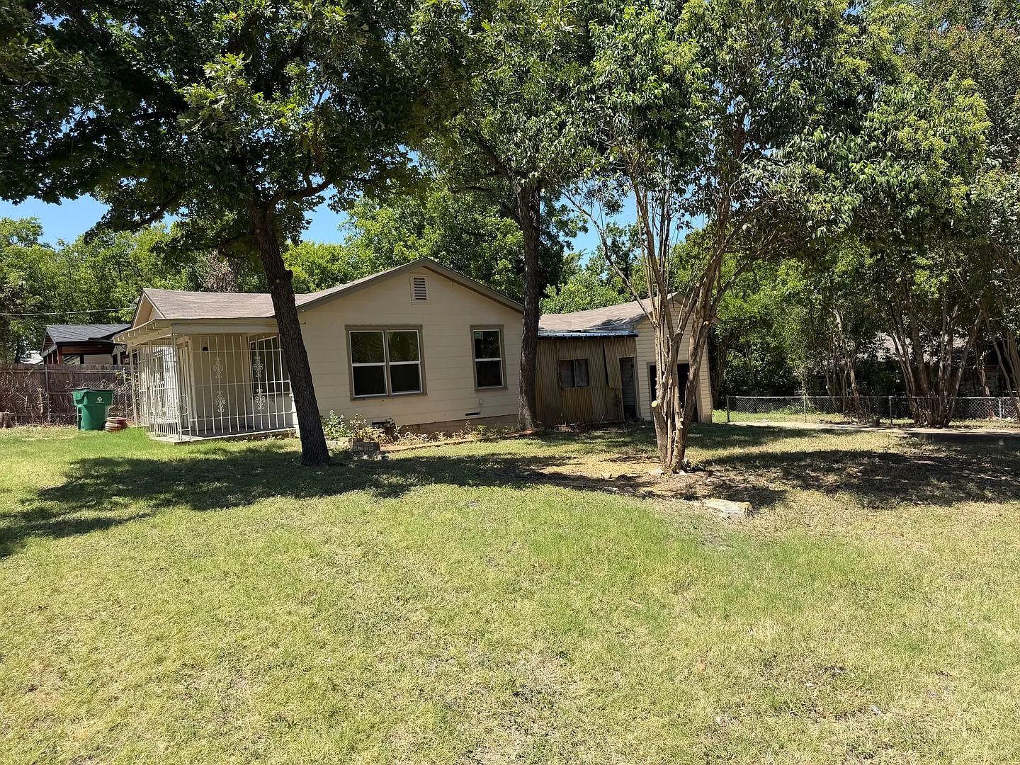 3709 Beverly Dr — Photo 2