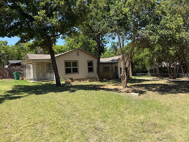 3709 Beverly Dr — Photo 2