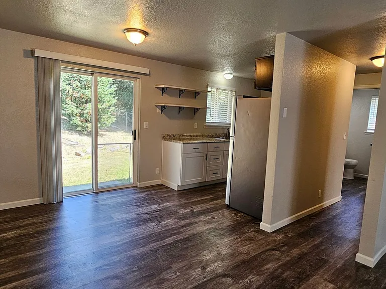 1090 NE Hefley St — Photo 4