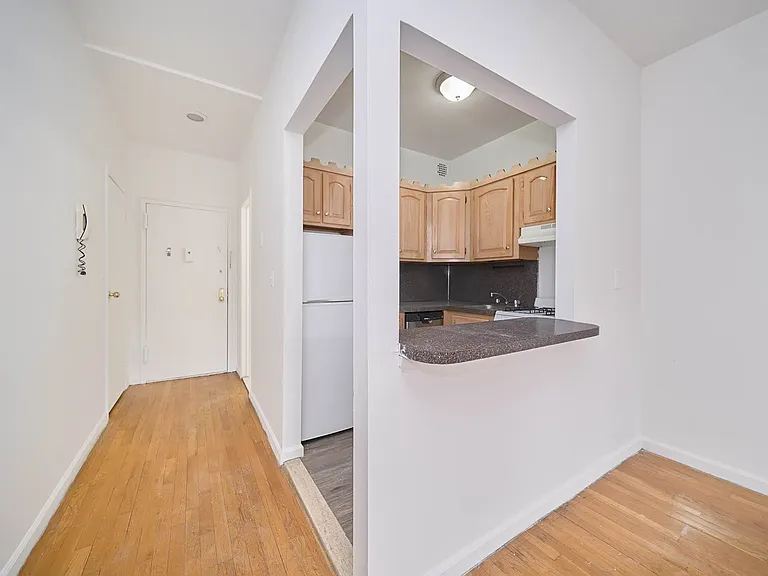 458 W 52nd St #2C — Photo 4