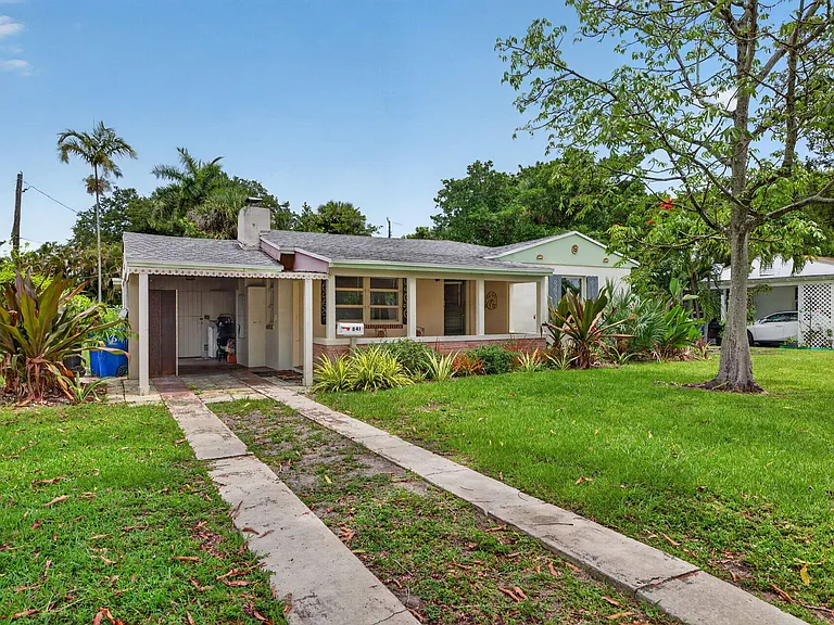 841 SW 18th Ct — Photo 14