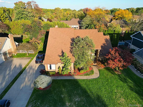 29886 Fox Club Dr, Farmington Hills, MI 48331