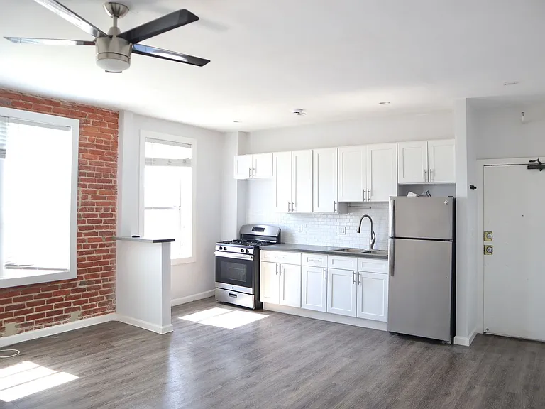 St. Charles Studio Apartments — Photo 9