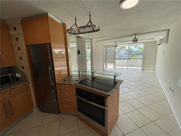 5th image of 401 SE 25th Ave APT 201