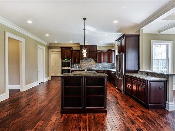 5th image of 104 Silver Pines Dr