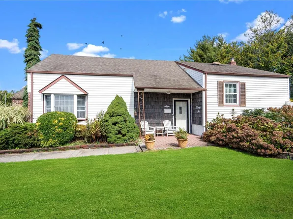 26 Seth Lane, Hicksville, NY 11801