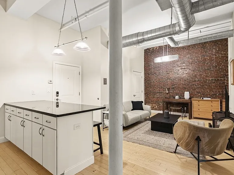 37 Temple Pl #401 — Photo 3