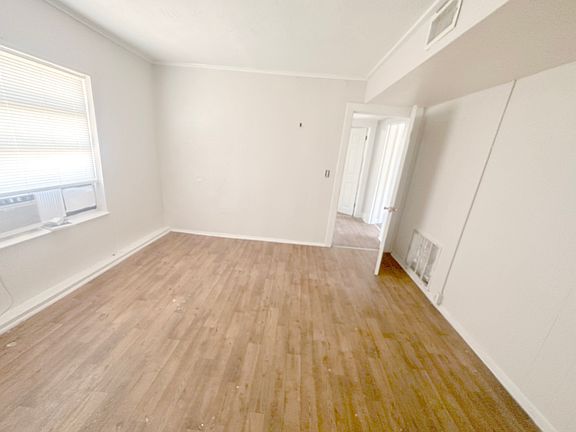 3rd image of 3857 Desoto Ave