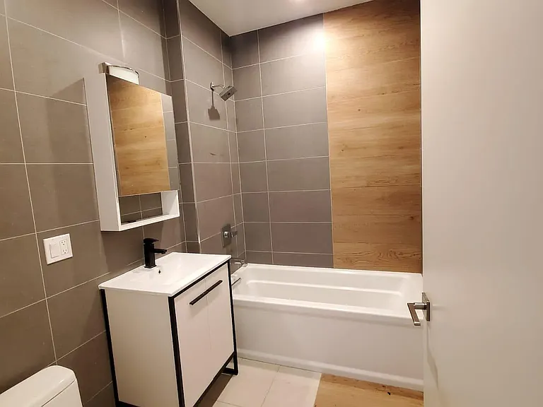 2028 Davidson Ave #4 — Photo 7