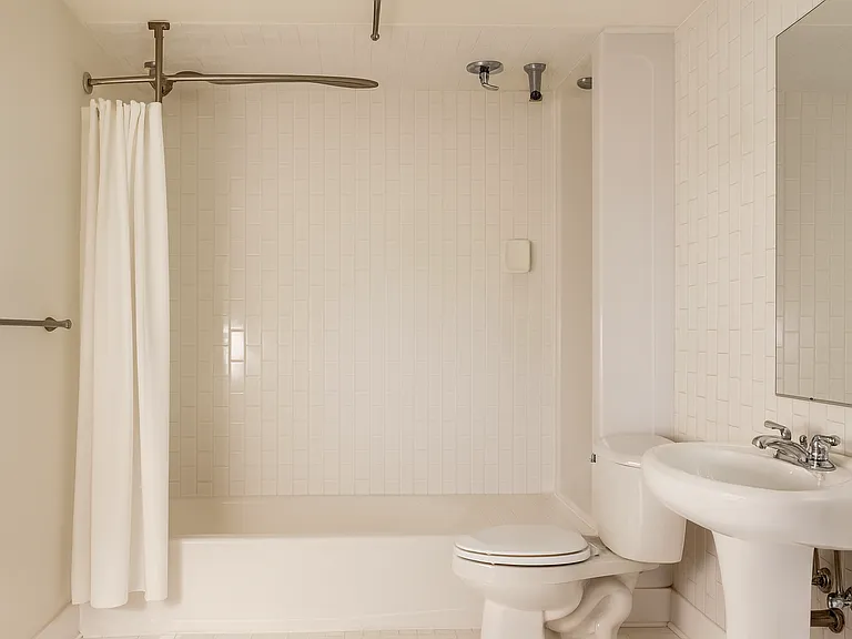 1101 W 1st St #3 — Photo 3