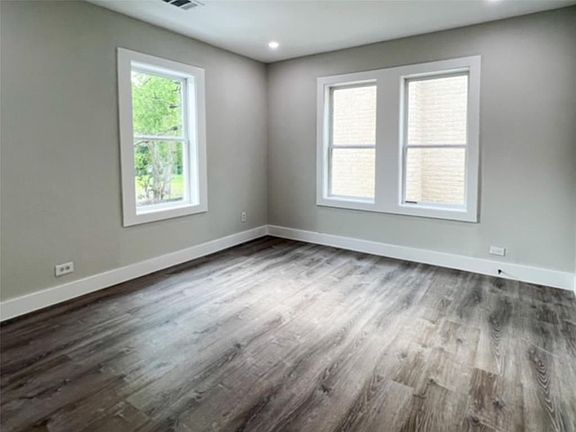 3rd image of 4704 Greenbriar Dr