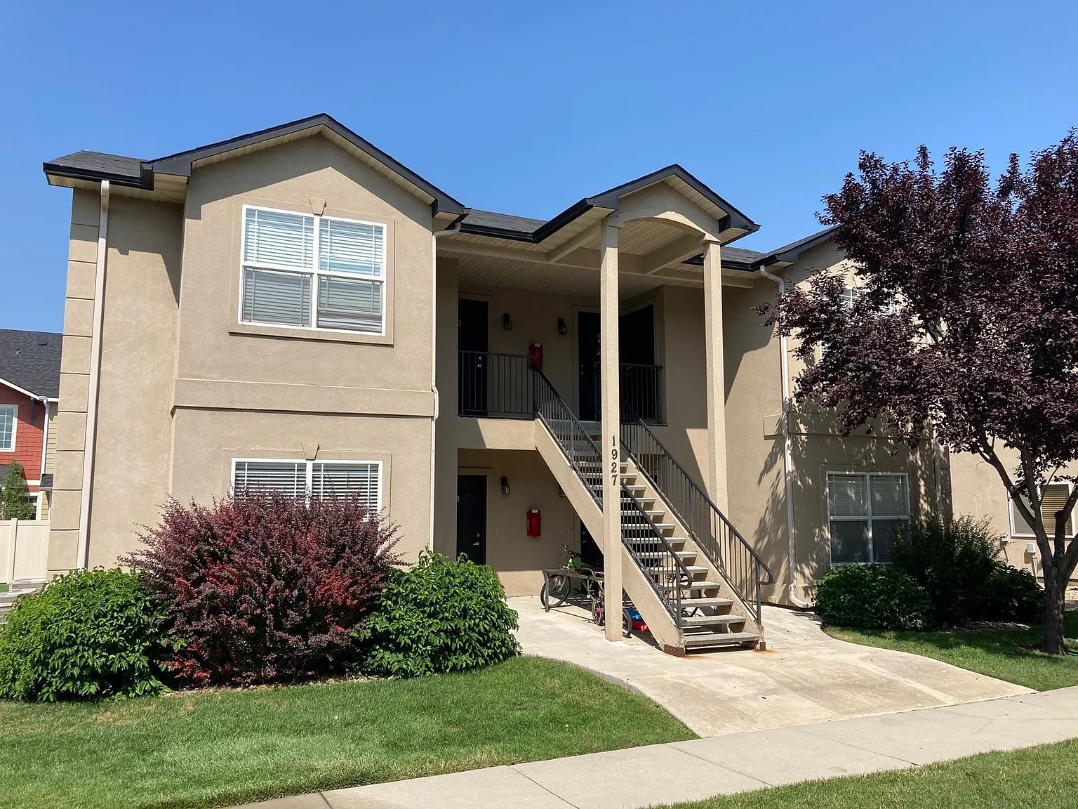 1927 E Wilson Ln — Photo 2