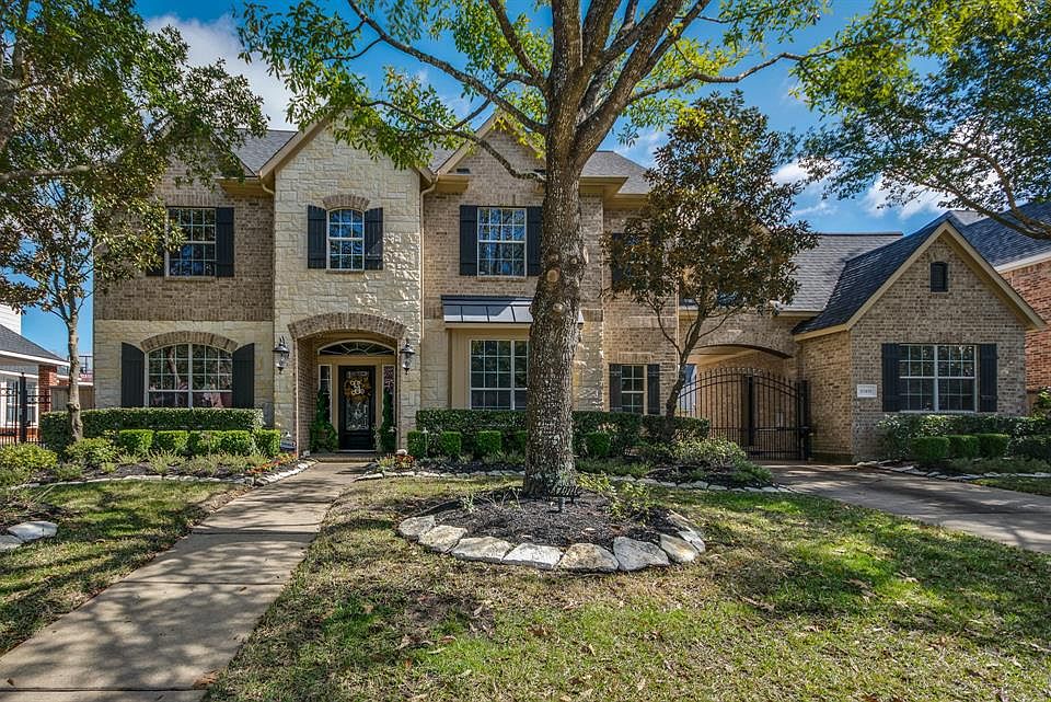 Welcome to 10418 Kilbride Way Court, Extremely well-maintained home in The Hillcrest section, full 3 car garage w/wrought iron driveway gate! Separate casita with bedroom and full bath.