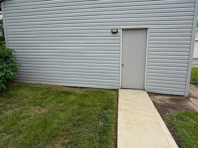 557 E Gates St — Photo 13