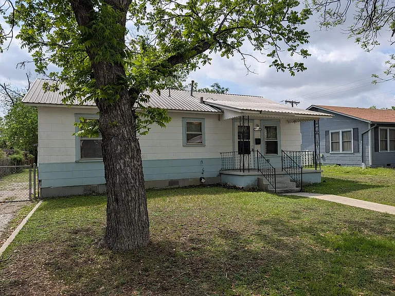 1185 W Mill St — Photo 2