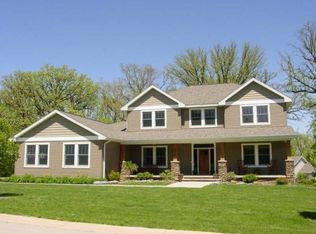208 Oakwood Cir, Waverly, IA 50677