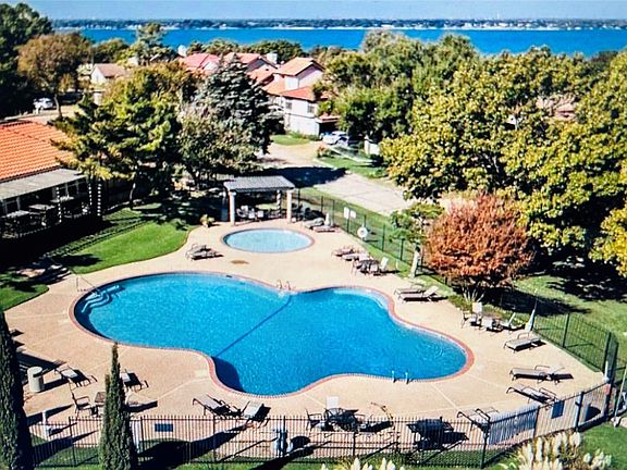 2nd image of 3019 Lakeside Dr