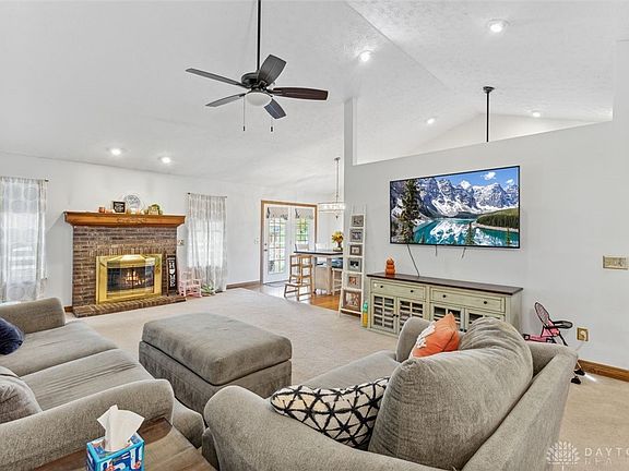 5th image of 35 Green Knoll Dr