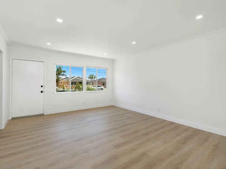 15301 Eastwood Ave - Standalone Home with Private Patio! — Photo 16