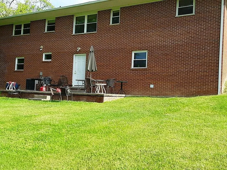 145 Falls St — Photo 2