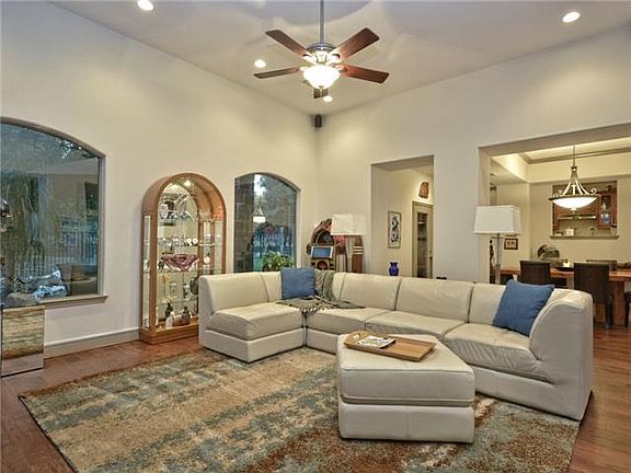4th image of 725 Moss Rose Ln
