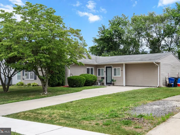 265 Pinewood Dr, Levittown, PA 19054