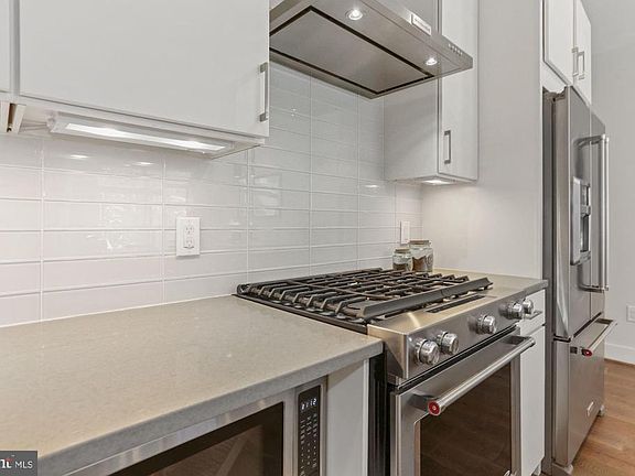 Kitchen - GAS COOKING & Custom Backsplash!