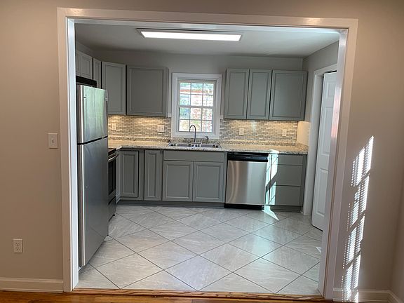 3rd image of 1110 Glenn Ave