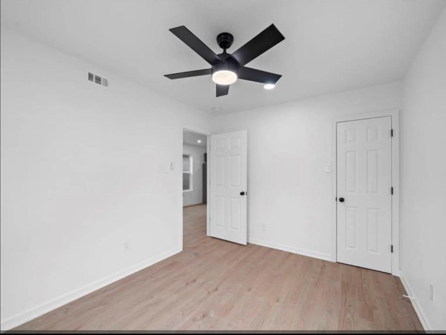 2 bed, 1.0 bath, 720 sqft, $1,290 — Photo 2