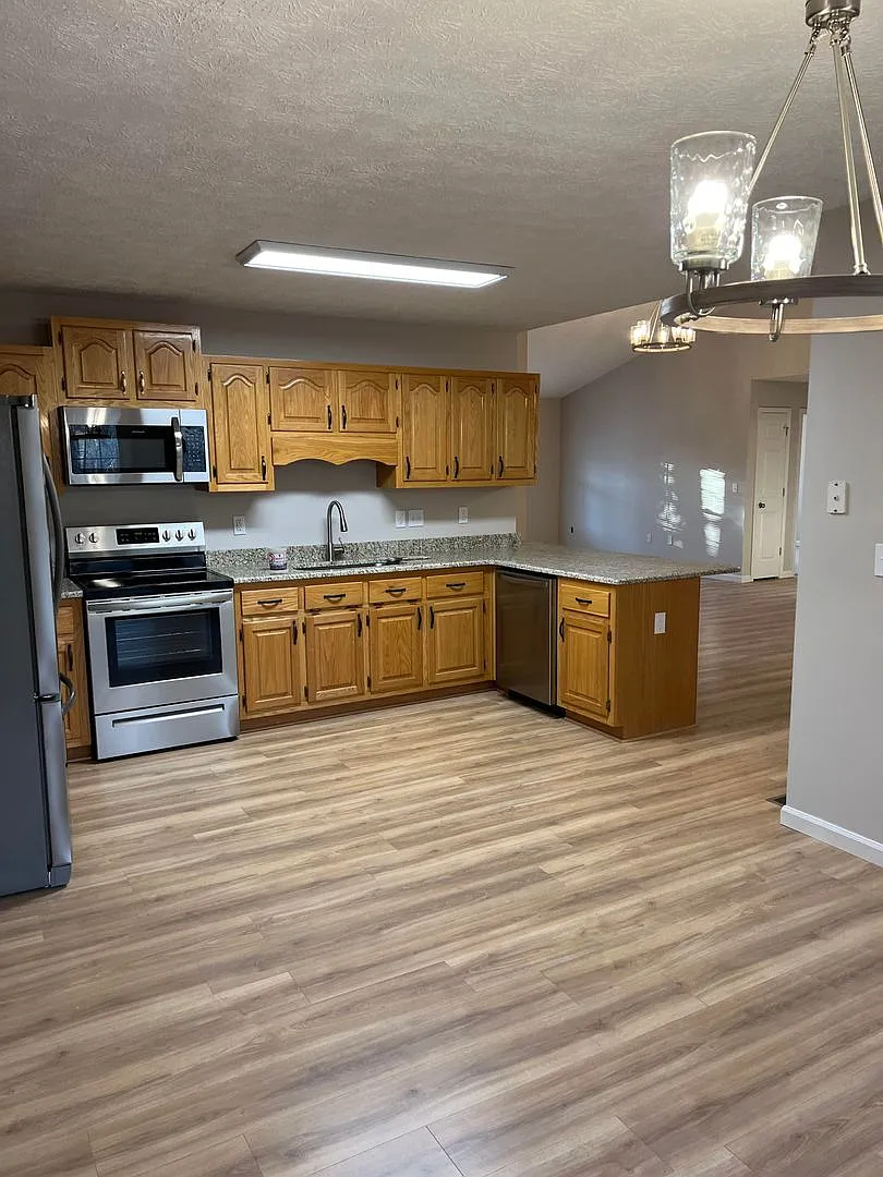 In Town Convenience * Available For A 12 Month Lease* — Photo 4