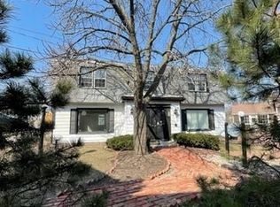 323 Old McHenry Rd, Long Grove, IL 60047