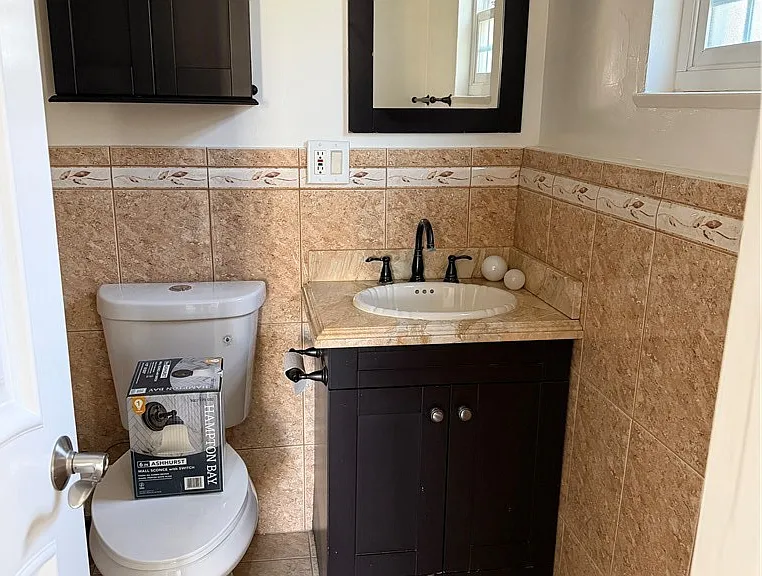 641 Corwin Ave — Photo 8