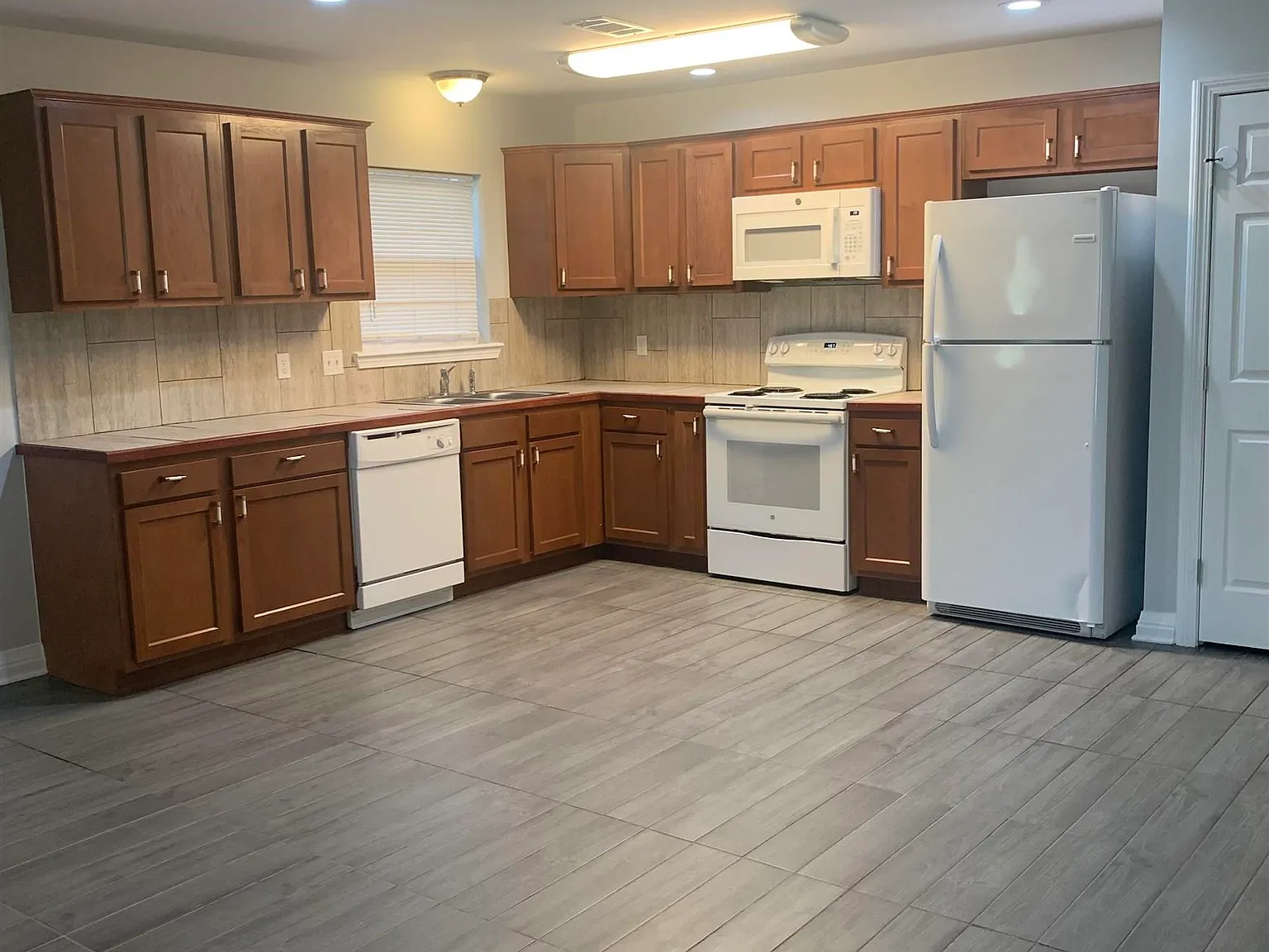 2 bed, 1000 sqft, $1,175 — Photo 3