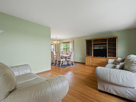 3rd image of 536 N Oaklawn Ave